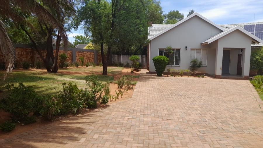 To Let 3 Bedroom Property for Rent in Flamwood North West